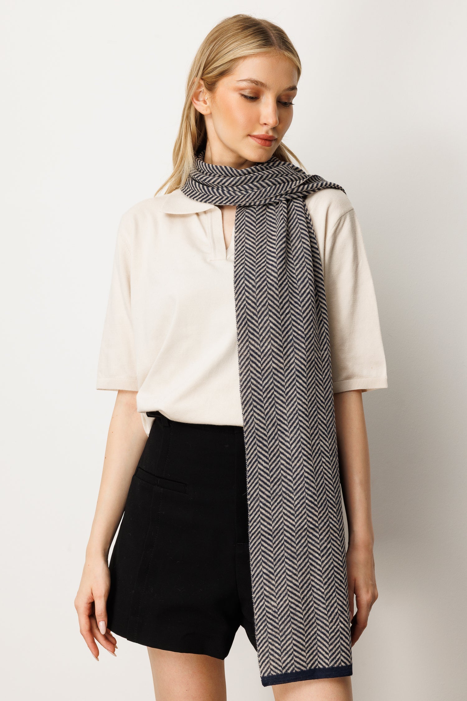 LYCIA SHAWL NAVY-BEIGE