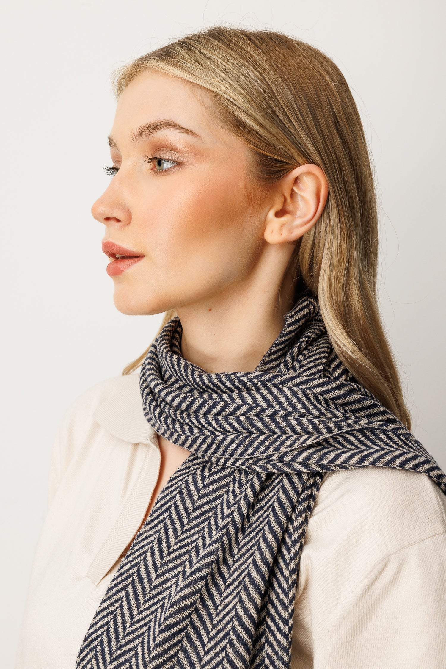 LYCIA SHAWL NAVY-BEIGE