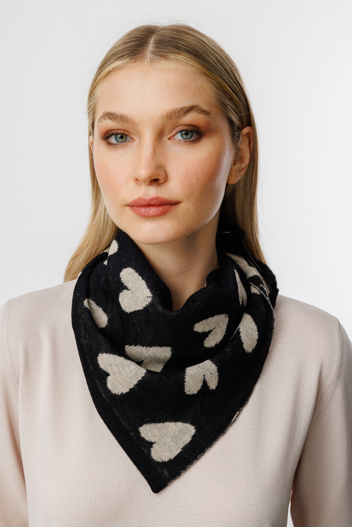 HEARTS SQUARE FOULARD BLACK-BEIGE