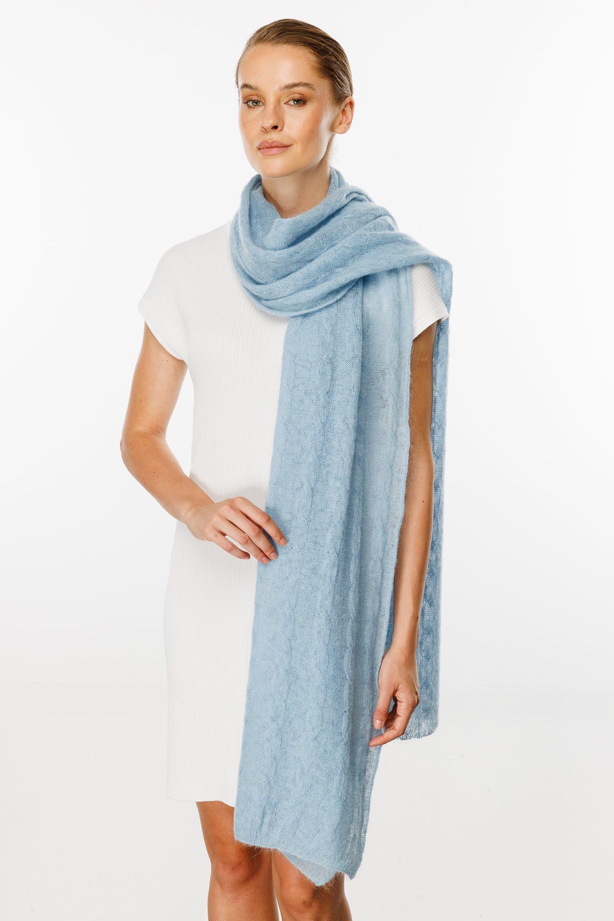 ARINNA SCARF BLUE-CABLE KNIT