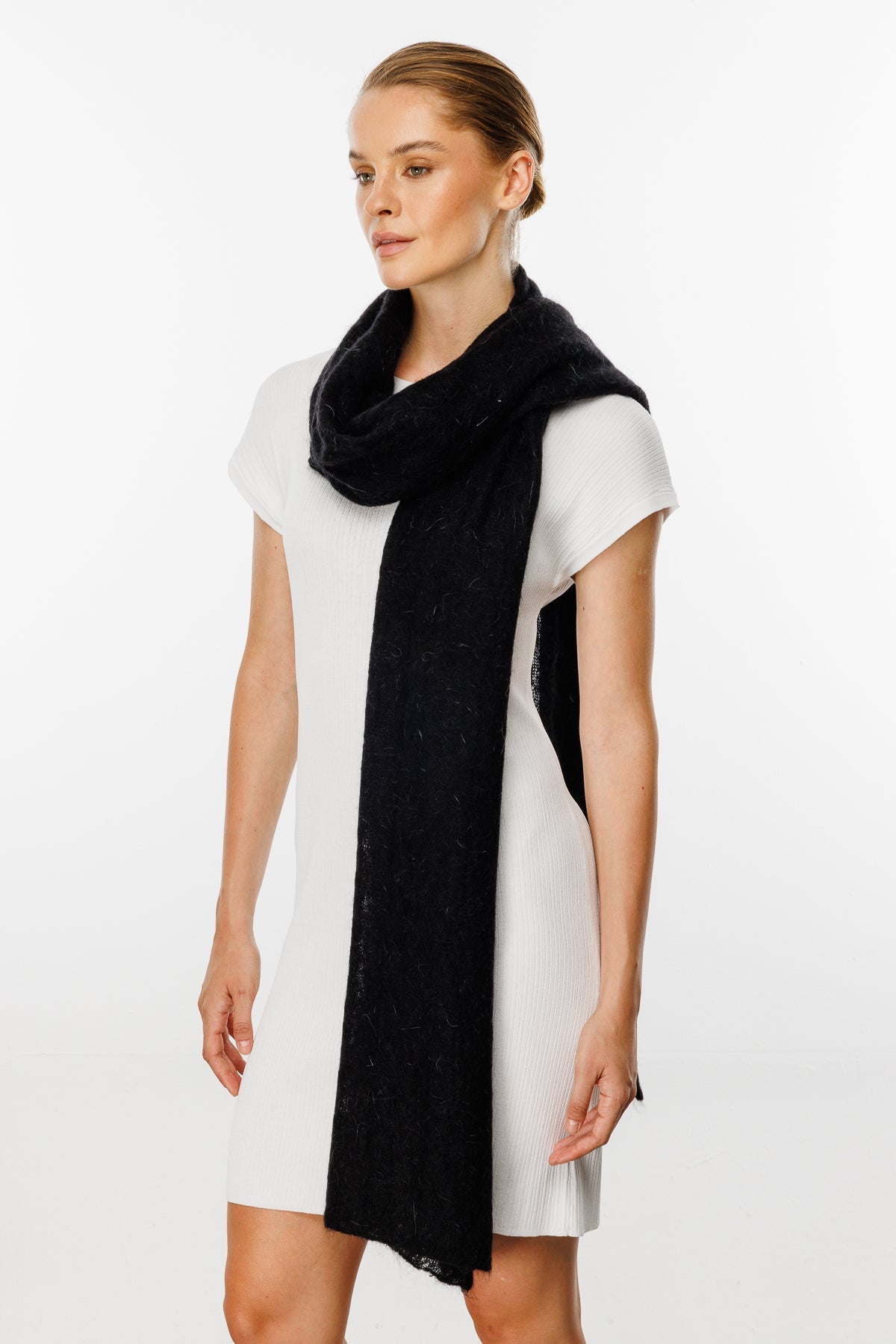 ARINNA SCARF BLACK-CABLE KNIT