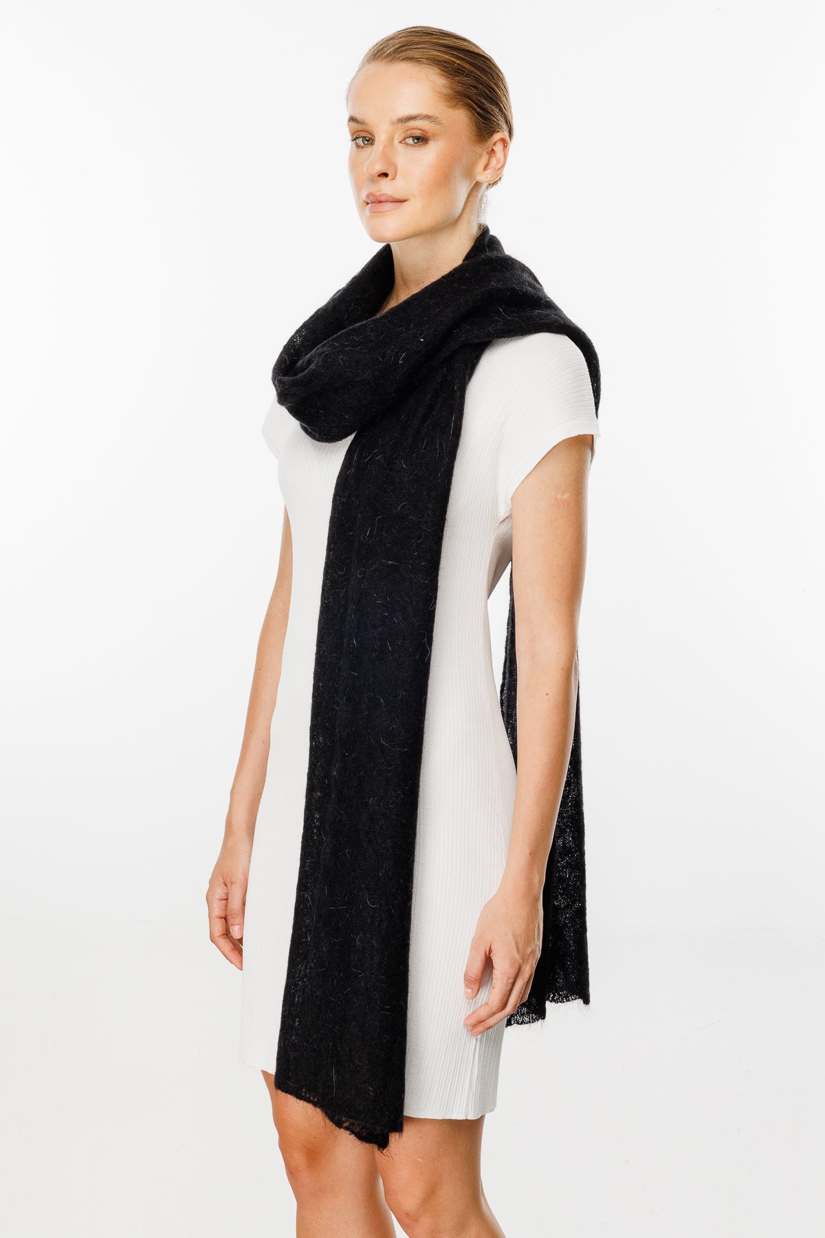 ARINNA SCARF BLACK-CABLE KNIT
