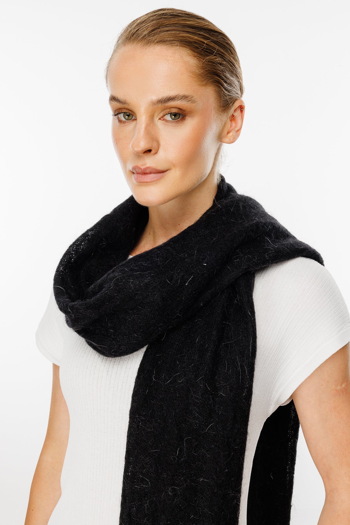 ARINNA SCARF BLACK-CABLE KNIT