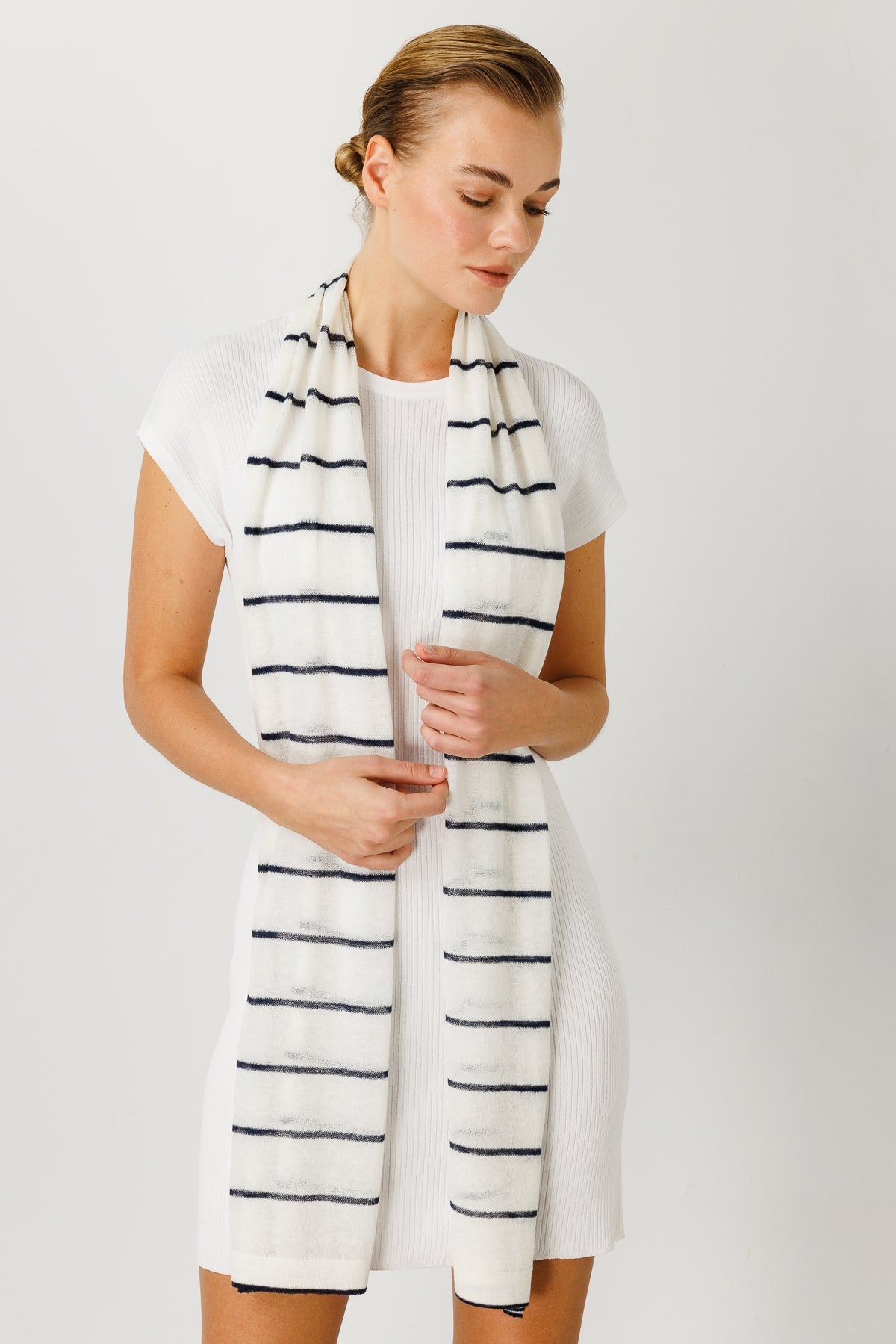 ARTEMIS SHAWL ECRU-NAVY