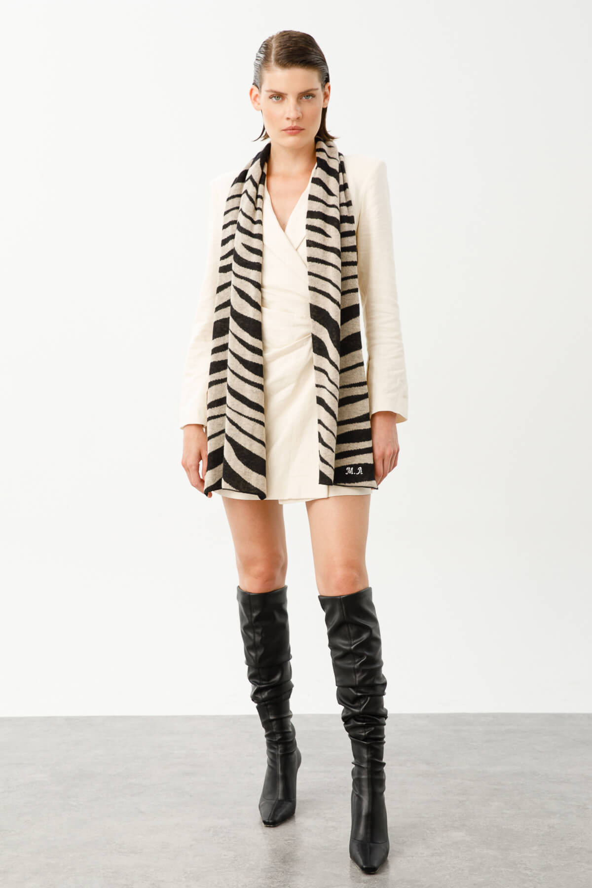 TIGER SHAWL BLACK-BEIGE