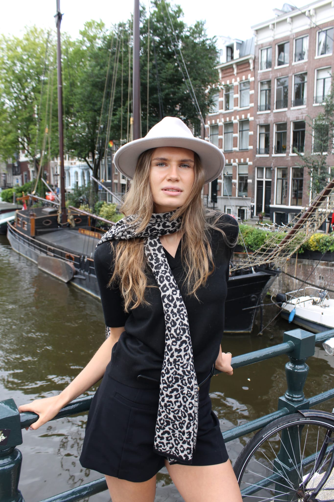 LEOPARD SHAWL BLACK-BEIGE