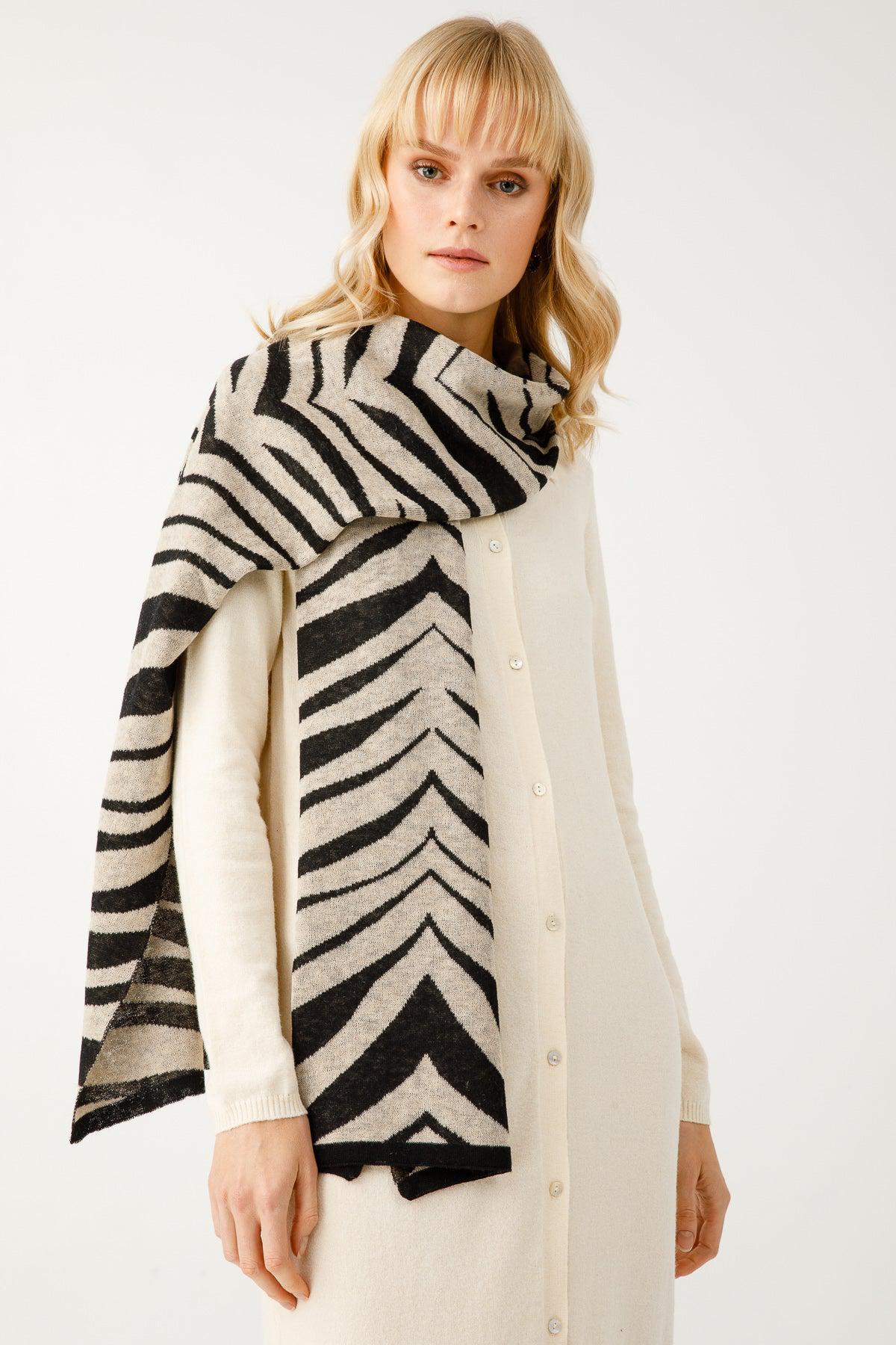 TIGER SHAWL BLACK-BEIGE