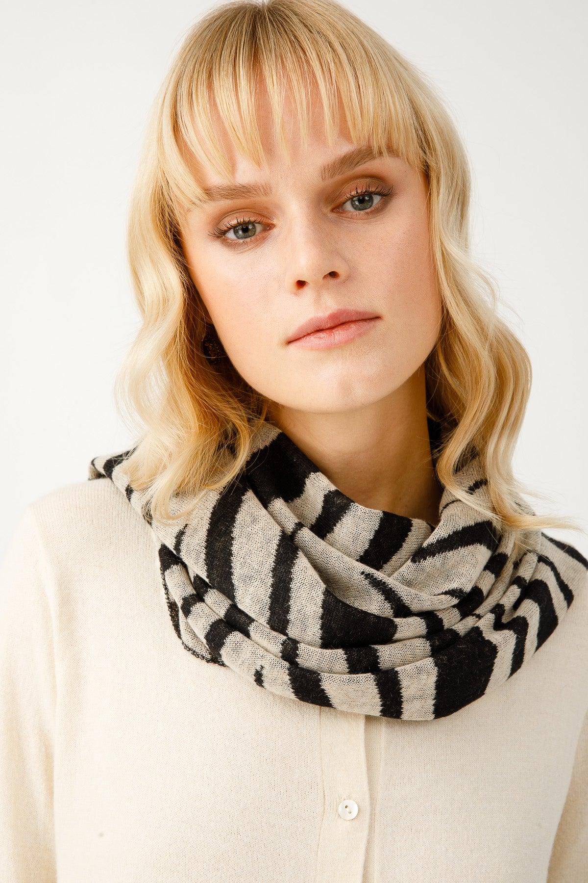 TIGER SHAWL BLACK-BEIGE