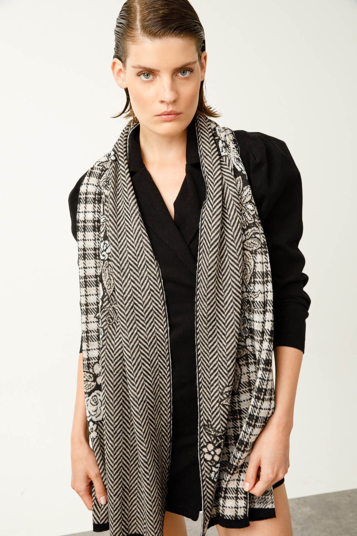 MEDITERRANEAN FLORAL ART SHAWL BLACK