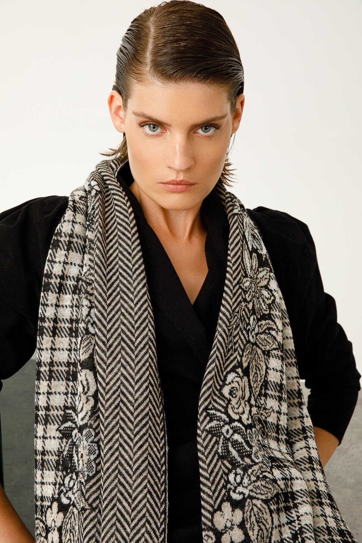 MEDITERRANEAN FLORAL ART SHAWL BLACK