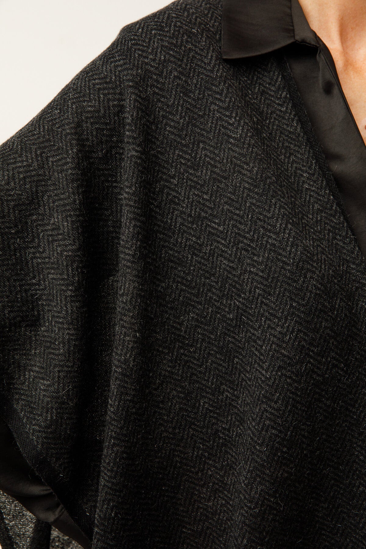 LYDIA STOLE BLACK-GREY